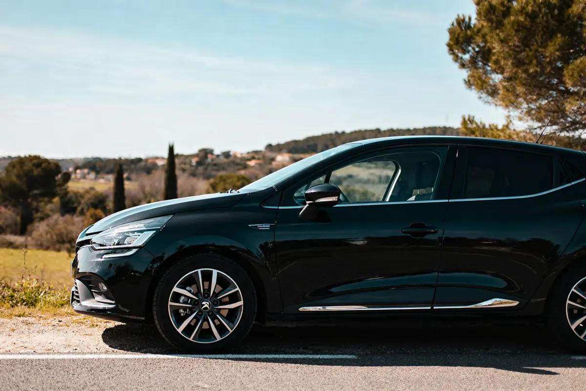 Voiture noire sur route rurale avec moteur 1.5 bluehdi en arrière-plan champêtre