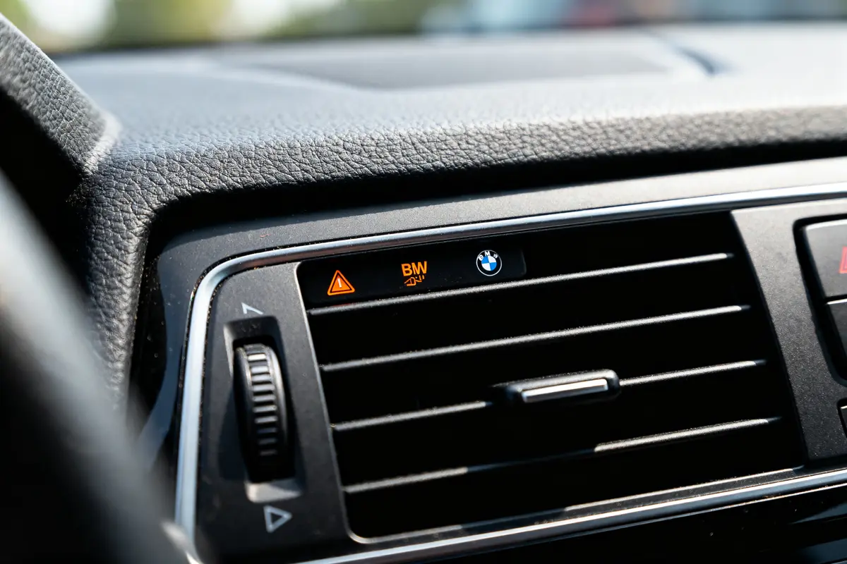 Écran de tableau de bord affichant liste des voyants de BMW Série 1 activés