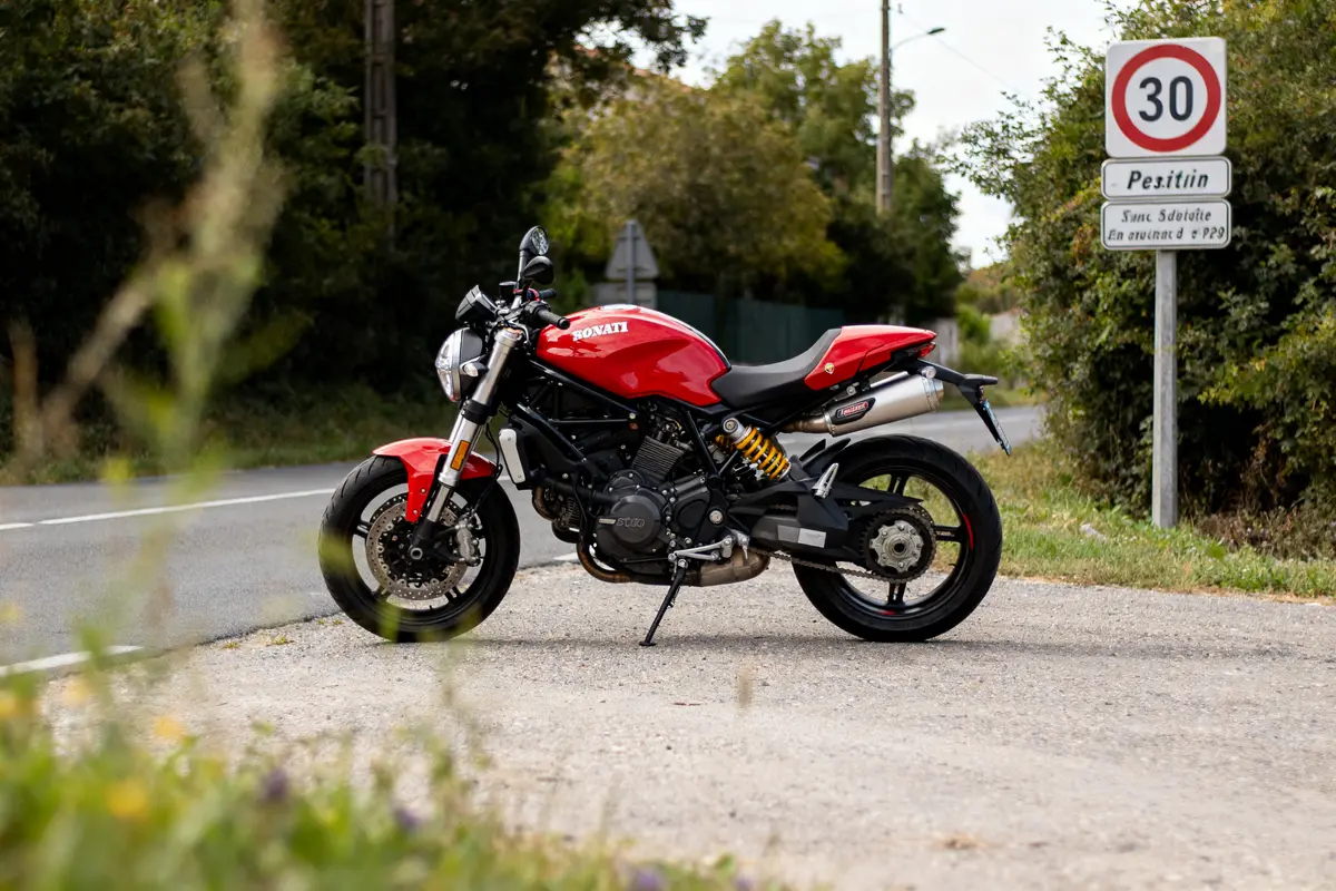 Moto rouge d'une marque de moto italienne sur le bord de la route en campagne