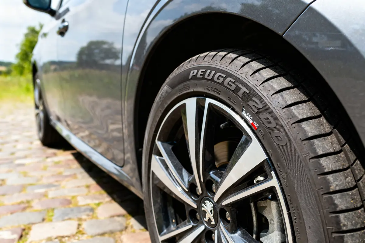 Vue rapprochée d'un pneu de Peugeot 208, vérifiez la pression de pneu pour 208