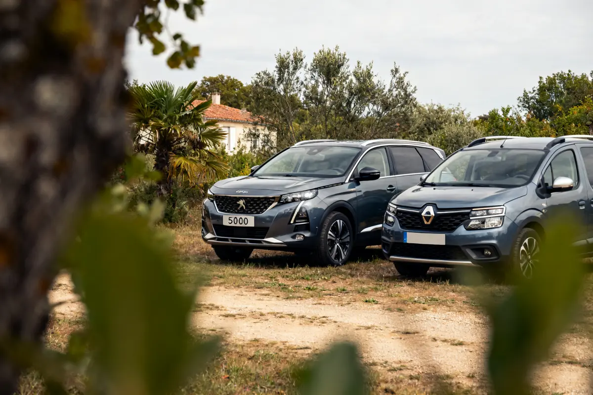 Deux SUV voiture 7 places stationnés dans un environnement naturel verdoyant