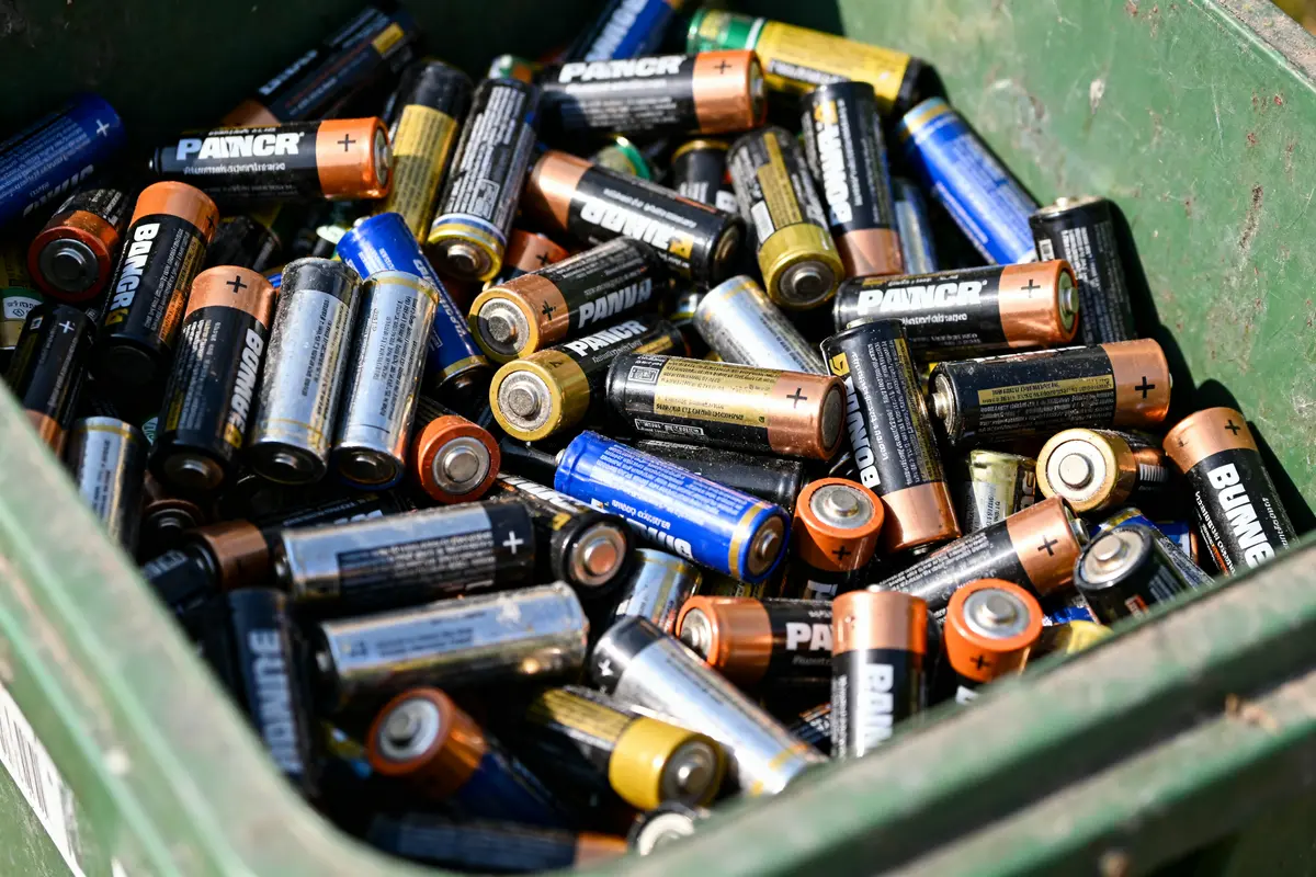 Pile usagées dans un bac de recyclage soulignant le prix batterie kilo pour revente