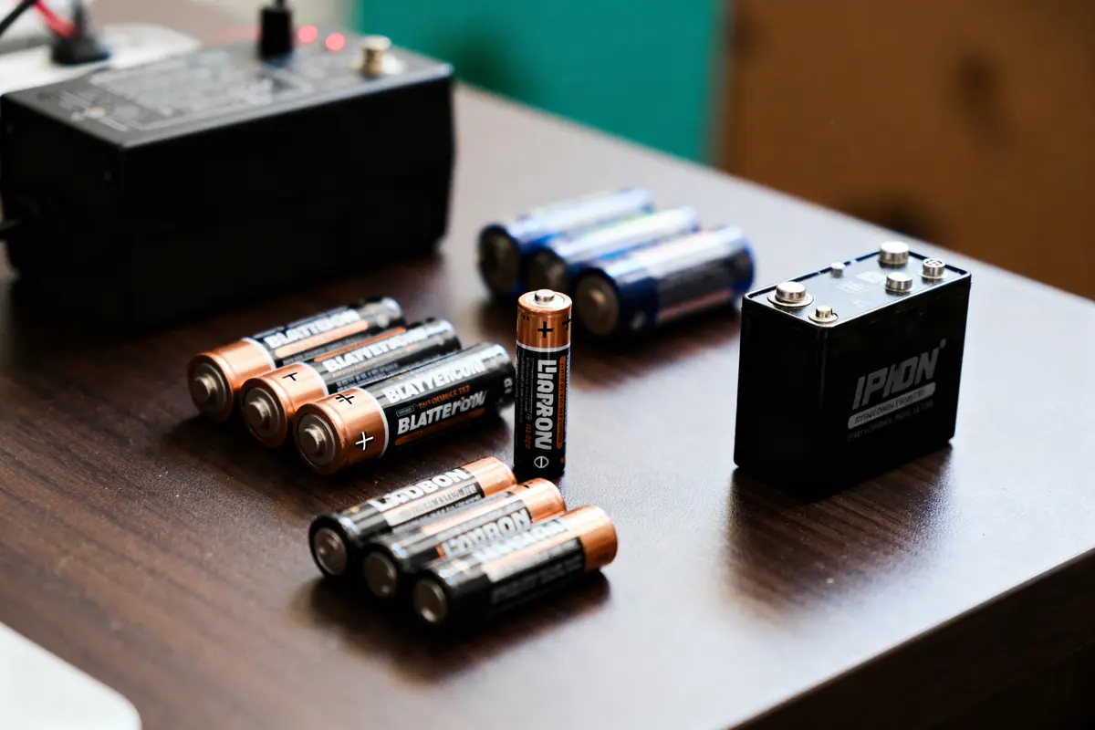 Différentes piles alcalines sur une table illustrant le prix des batteries au kilo