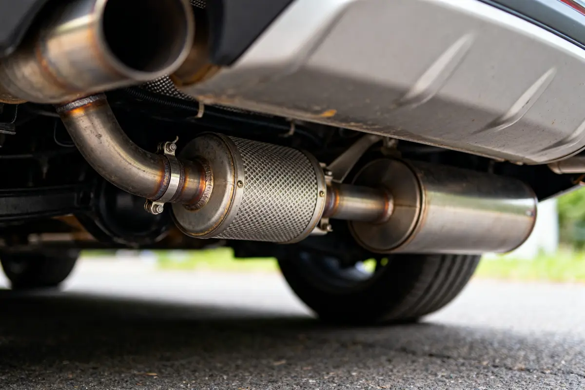 Vue rapprochée d'un échappement automobile détaillant le schéma de ligne d'échappement de voiture