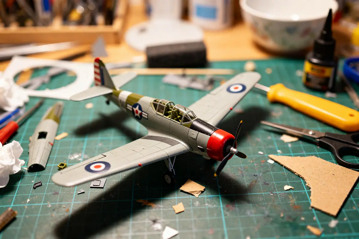 Maquette d'avion 1/72 en cours d'assemblage sur un bureau de modélisme