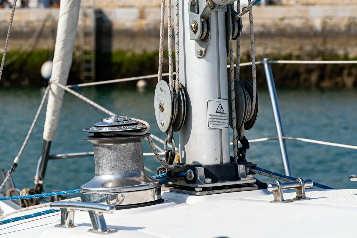 Winch inox et mâts, éléments d'accastillage pour bateaux sur pont en bord de mer