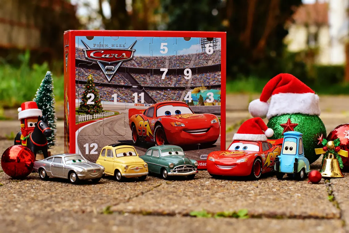 Calendrier de l'Avent Cars avec figurines, décorations de Noël et petites voitures colorées