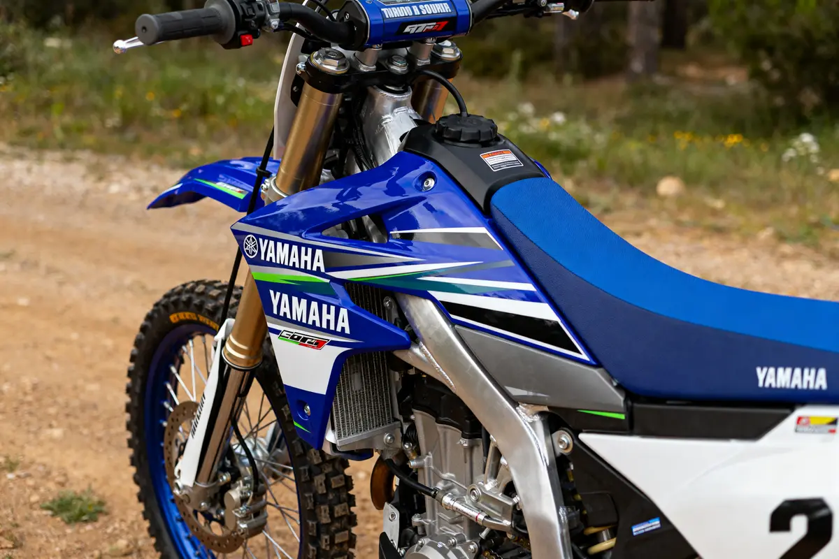 Moto Yamaha équipée d'un kit déco personnalisé pour usage tout-terrain