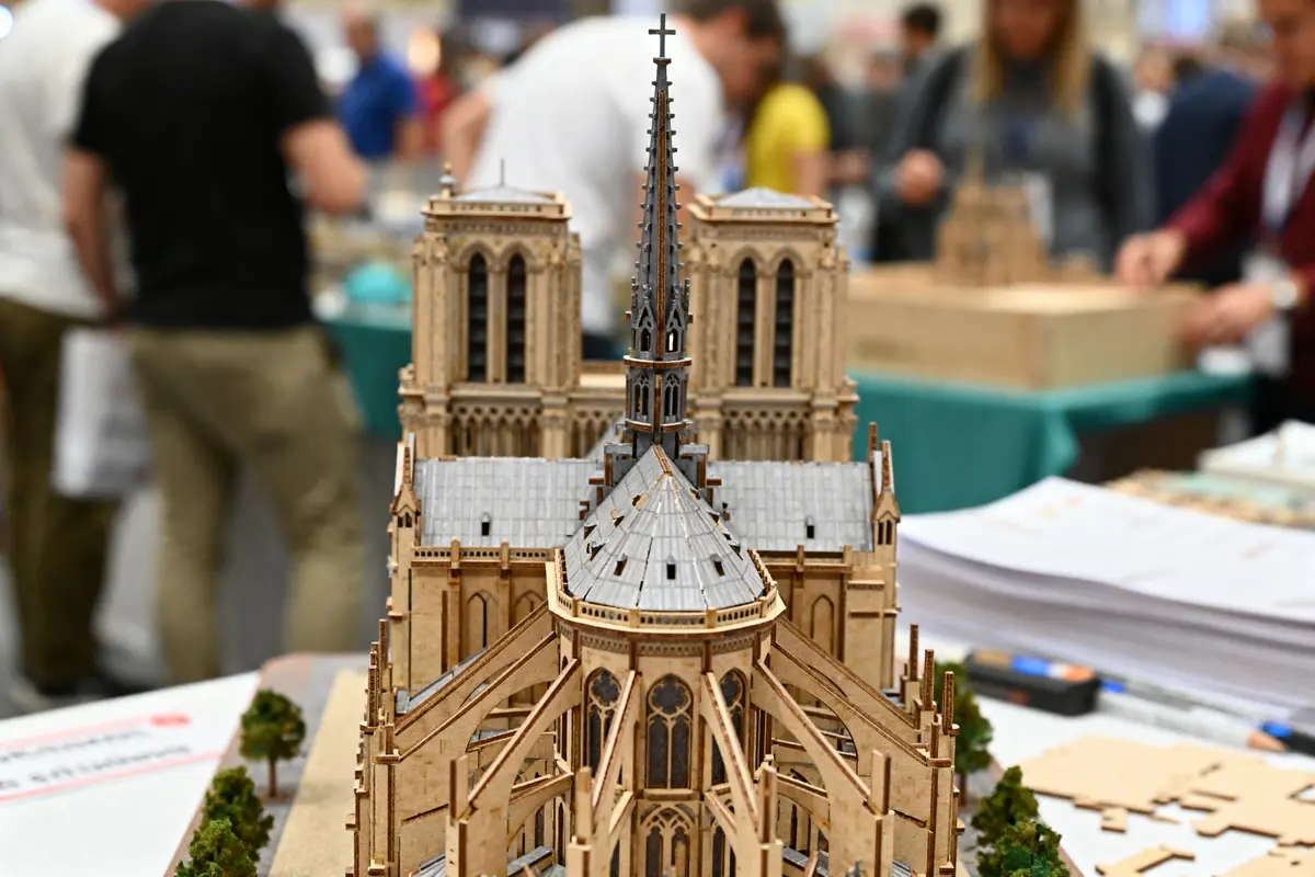 Maquette détaillée du puzzle 3D de Notre-Dame de Paris sur une table d'exposition
