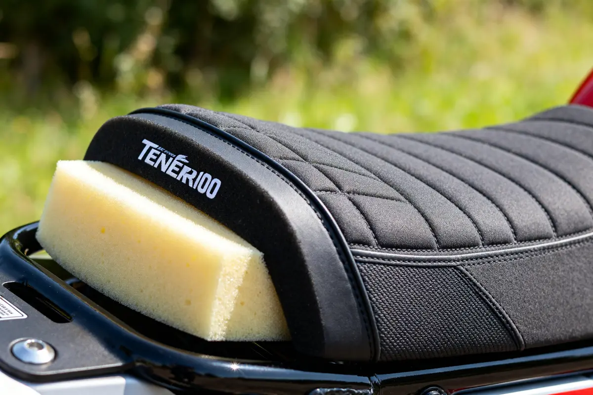 Gros plan sur une selle confort de Ténéré 700 avec mousse visible.