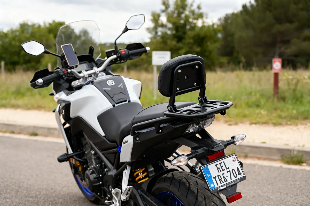 Moto équipée d'un support de top case pour Tracer 700 sur route champêtre.